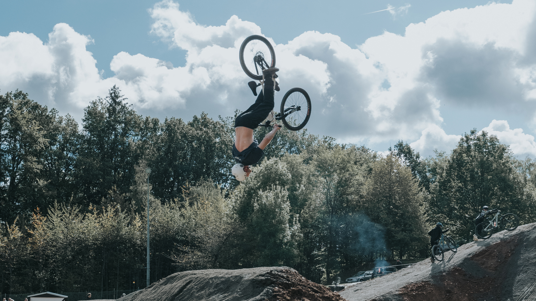 Tom Pfeiffer beim Backflip